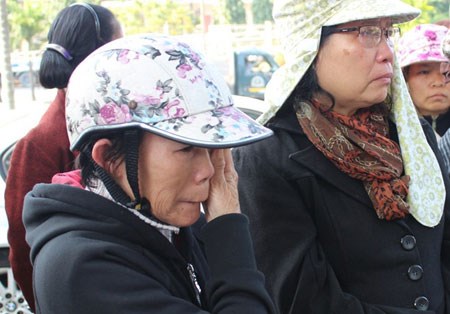 Người dân giữa đêm lạnh khóc thương ông Bá Thanh
