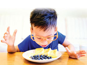 Bé 1,5 tuổi đang chơi bỗng lăn đùng ra đất, phim chụp X-quang khiến ai cũng rùng mình-5