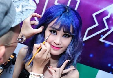 Đông Nhi trước và sau trang điểm tại hậu trường The Remix