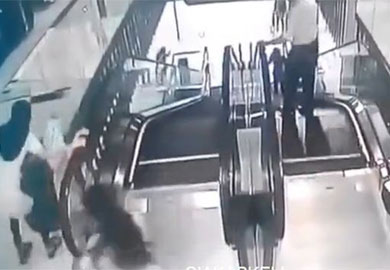 Leo thang lên mái nhà, người đàn ông gặp tai nạn đáng sợ sau vài giây-1