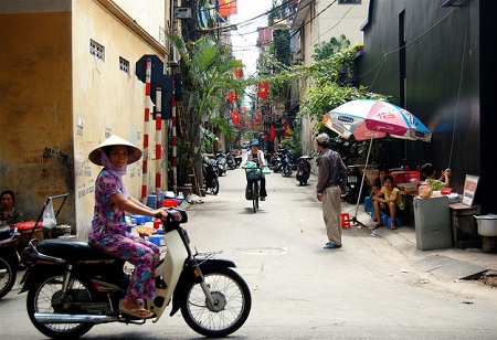 Nếu bạn muốn tìm đến một nơi có nhịp sống nhanh, không khí náo nhiệt, nhưng vẫn lưu giữ những nét cổ kính, chẳng đâu trên đất nước Việt Nam hơn Hà Nội. (Ảnh: Dominique Bergeron/Flickr)