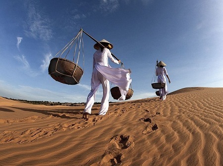 Hãy trải nghiệm một không gian khiến bạn tưởng mình đang ở sa mạc Sahara, đó chính là những đụn cát ở Mũi Né. (Ảnh: Ng Yeow Kee/National Geographic)