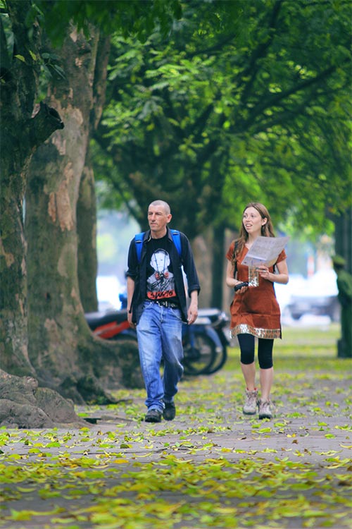 Hai du khách nước ngoài cũng tranh thủ tận hưởng vẻ đẹp hiếm có của Hà Nội.