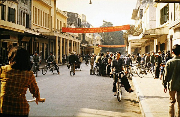 Một góc phố Hà Nội vào năm 1979. Phía xa là Hồ Gươm.