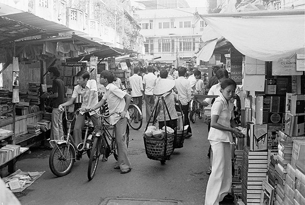 Chợ sách cũ đường Đặng Thị Nhu.