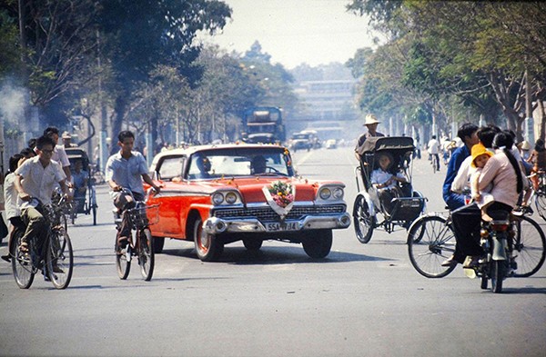 Một chiếc xe rước dâu trong đám cưới ở Sài Gòn.