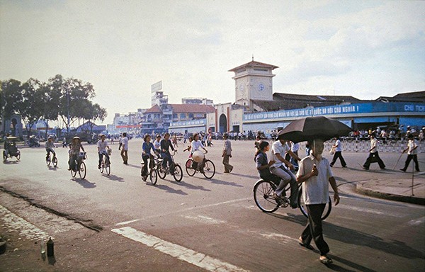 Khung cảnh phía trước chợ Bến Thành vào năm 1979.