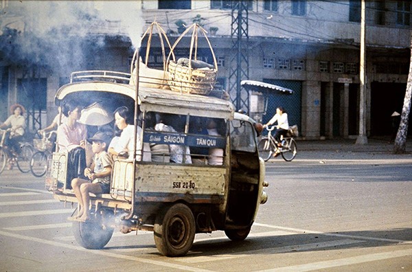 Xe lam trên đường Trần Hưng Đạo - Huỳnh Quang Tiên, Sài Gòn.