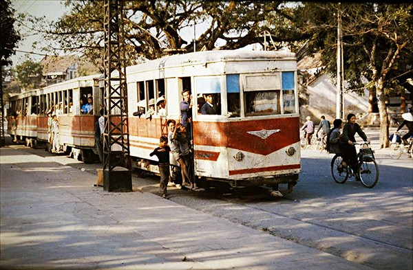 Xe điện trên phố Đinh Tiên Hoàng năm 79.