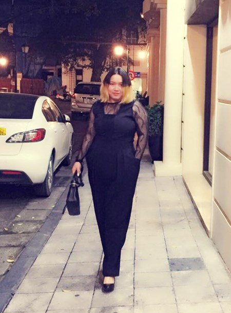 Chị thường chọn những bộ đồ có tông màu trầm, khéo léo kết hợp với váy hai dây, họa tiết ren để tạo nên dáng vẻ thanh lịch, gợi cảm