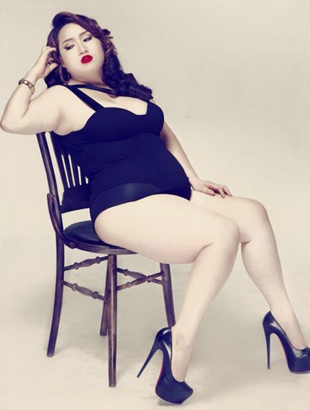 Thu Giang tạo dáng sexy nóng bỏng không kém gì những người mẫu ảnh chuyên nghiệp