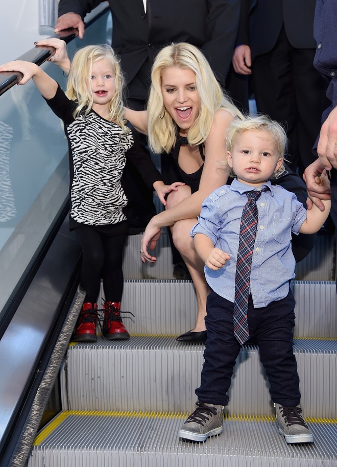 Nhà thiết kế Jessica Simpson có 2 đứa con với vận động viên bóng bầu dục Eric Johnson. Hồi tháng 1, cô bé 2 tuổi Maxwell và cậu em Ace – 19 tháng tuổi nhận được lời mời làm mẫu cho nhãn hiệu thời trang Gap Kids.