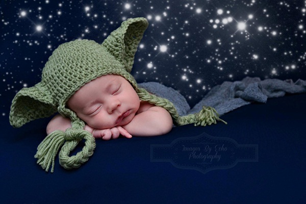 Em bé có đôi tài to, xanh như nhân vật Yoda trong phim "Star Wars"