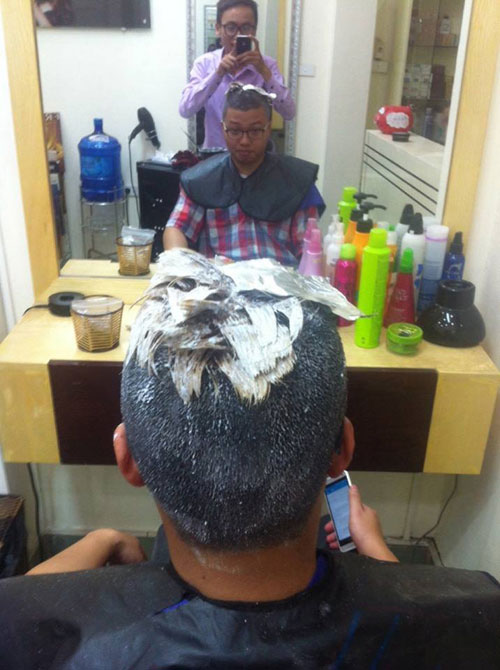 Ngay sau khi lượt like vượt quá con số 2000, Tiến Đạt đã ra tiệm để cắt tóc đúng như lời hứa