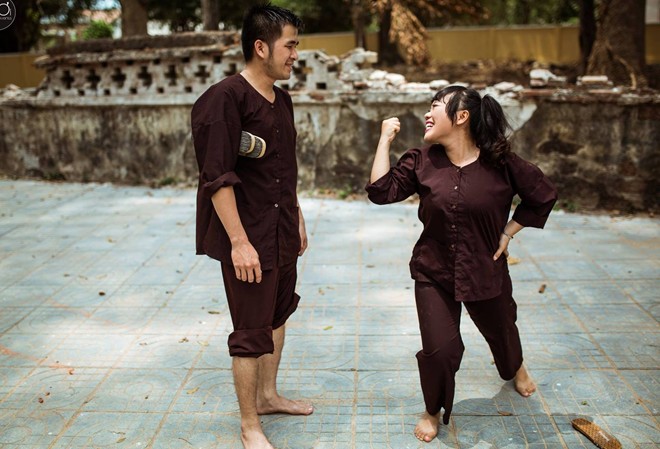 Trở lại tuổi thơ là chủ đề chính của bộ ảnh. Nổi bật trên khuôn mặt cô dâu là nụ cười rạng rỡ.