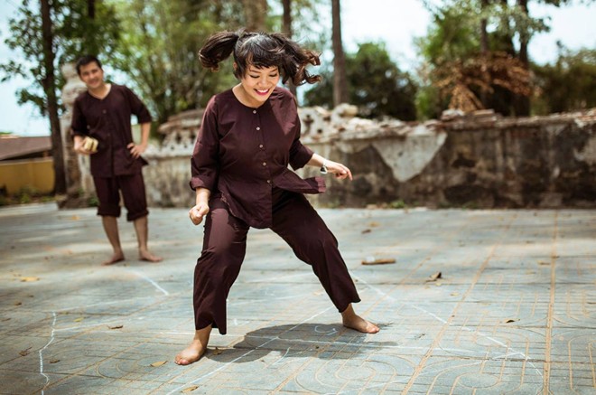 Những trò chơi dân gian tái hiện lại trong từng khung ảnh. 