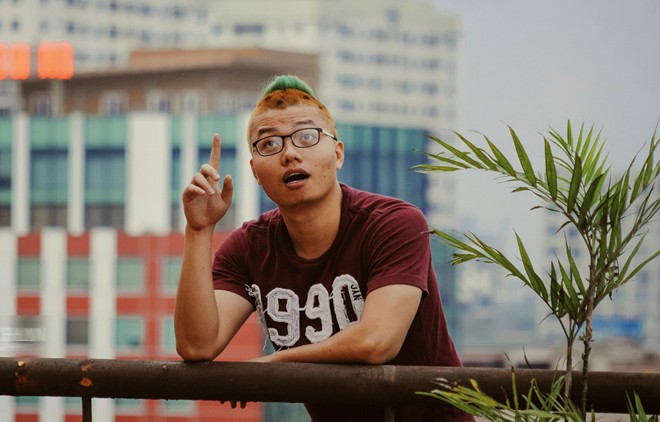 Tiến Đạt  thể hiện sự hóm hỉnh, vui tươi trong bộ ảnh. Anh tâm sự: "Những ngày qua, tôi luôn là tâm điểm mỗi khi vào công ty hay ra ngoài đường. Mọi người chỉ tò mò với kiểu tóc của tôi chứ không hề phán xét tiêu cực. Tôi rất vui về điều đó".