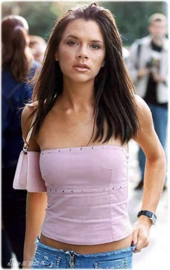 Năm 1997, cô chia tay bạn trai và quen David Beckham ngay sau đó. Nhưng khi đó, David rất nhút nhát nên giữa họ không có chuyện gì xảy ra.