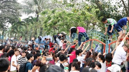 Bài hát chế về vụ hỗn loạn ở công viên nước Hồ Tây