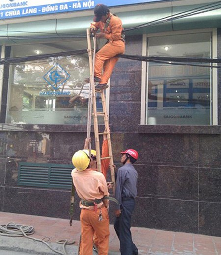 Ba người chụm lại đỡ được thang cao.