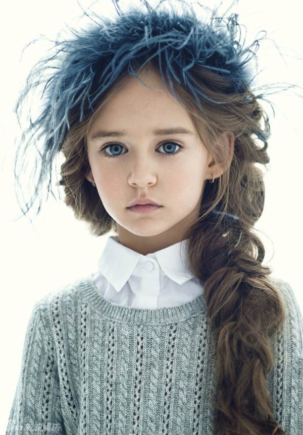 Sonya sở hữu đôi mắt to hút hồn, tóc vàng nâu óng ả, đôi môi nhỏ, sống mũi cao, và chiếc cằm nhọn.