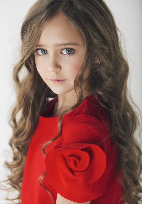 Dù mới 9 tuổi nhưng Sonya đã có rất nhiều kinh nghiệm làm mẫu và không hề thua kém bất cứ người mẫu chuyên nghiệp nào.