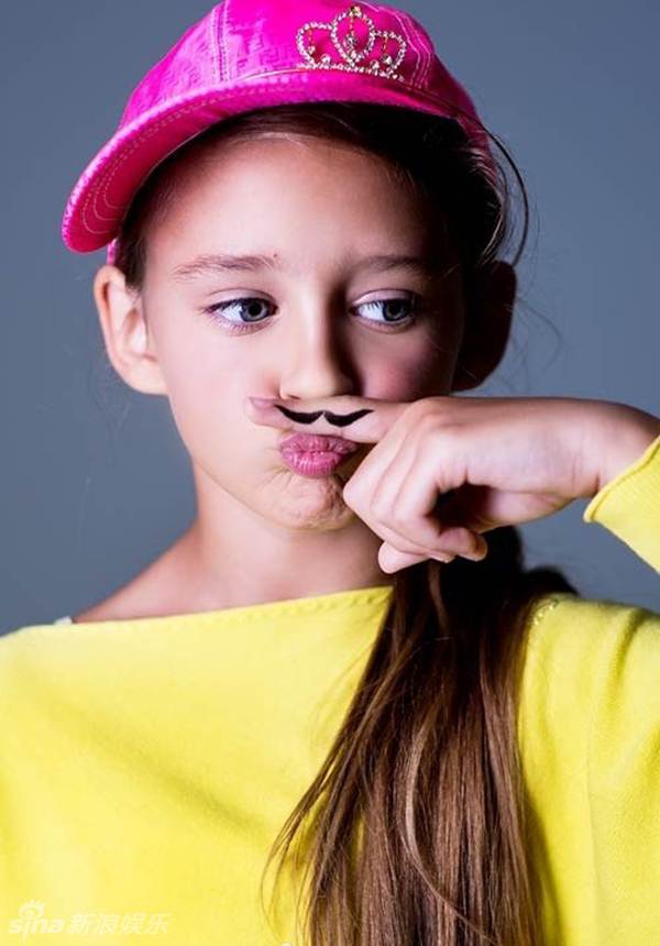 Cô bé cũng thường xuyên được các hãng quần áo mời làm gương mặt đại diện cho các nhãn hàng của họ.