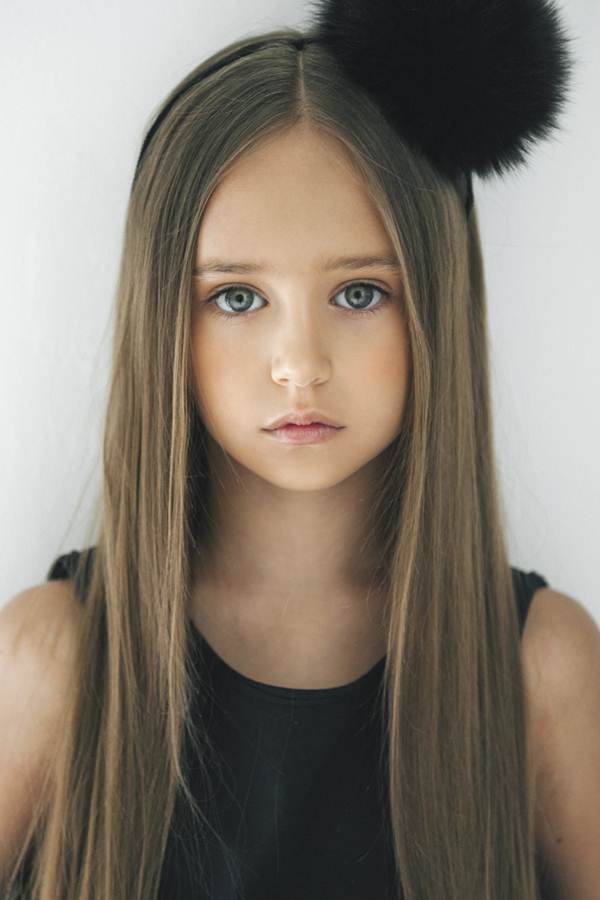 Gần đây, những hình ảnh của mẫu nhí này được tập hợp và đăng tải trên những trang báo mạng, khiến danh tiếng của cô bé vươn xa khỏi phạm vi nước Nga và được cư dân mạng thế giới biết đến.