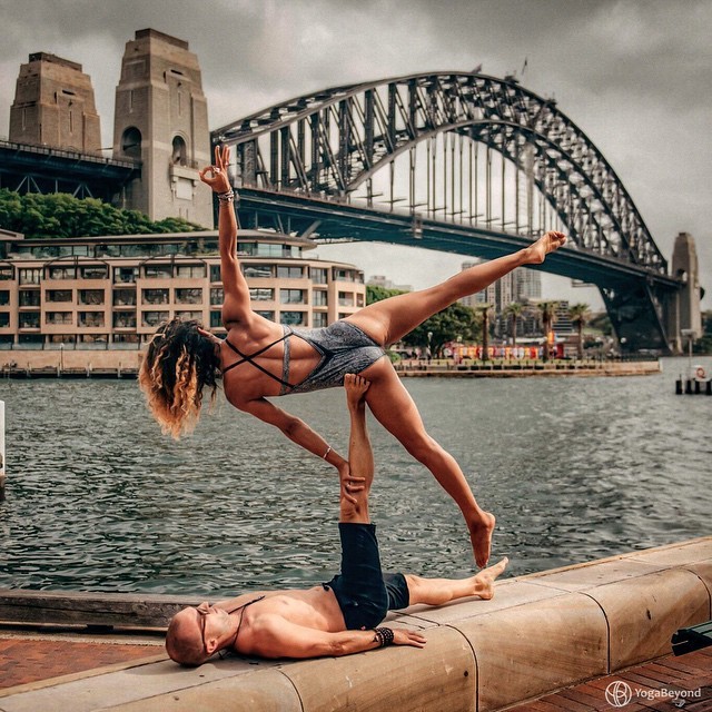 Hai vợ chồng bên bờ Circular Quay (Sydney, Australia).