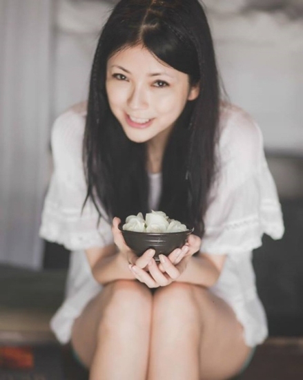 Thoa là một phụ nữ thành đạt, vẻ đẹp của cô khiến nhiều phụ nữ ghen tỵ.