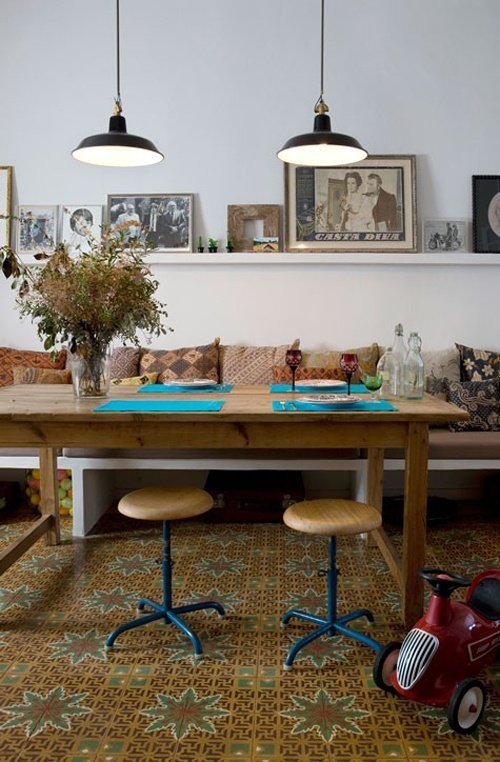 Thay những chiếc ghế thông thường bằng một chiếc sofa dài và vài chiếc ghế đơn như gợi ý trong trường hợp này, phòng ăn của bạn tự nhiên sẽ trở nên đa năng hơn hẳn. Chiếc sofa với ghế nệm êm ái hẳn sẽ khiến gia chủ ghé lại nhiều hơn là chỉ để ngồi ăn.

