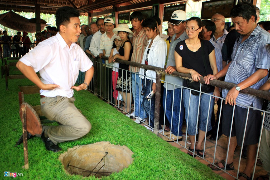 Trên mặt đất và trong địa đạo còn có rất nhiều ụ chiến đấu, bãi mìn, hố đinh, hầm chông, bẫy... được bố trí thành các cụm liên hoàn tạo ra trận địa vững chắc trong thế trận chiến tranh du kích, gọi là xã chiến đấu. Trong ảnh: cạm bẫy Việt Nam bằng những vũ khí thô sơ là những hầm chông gây ra nỗi khiếp đảm kinh hoàng với lính Mỹ và quân đội Việt Nam Cộng hòa.