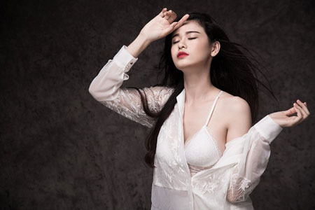Nữ ca sĩ Hãy bước qua nhau diện áo trễ nải, khoe vai trần gợi cảm. Trương Quỳnh Anh muốn hướng đến hình ảnh năng động, quyến rũ của cô gái ở độ tuổi 27.