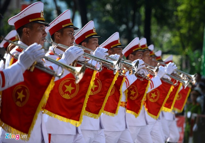 Lực lượng tham gia tổng duyệt có 38 khối gồm quân đội, công an, các tầng lớp nhân dân đại diện cho các thành phần cựu chiến binh, cựu thanh niên xung phong, công nhân, nông dân, thanh niên, phụ nữ và các đoàn thể.