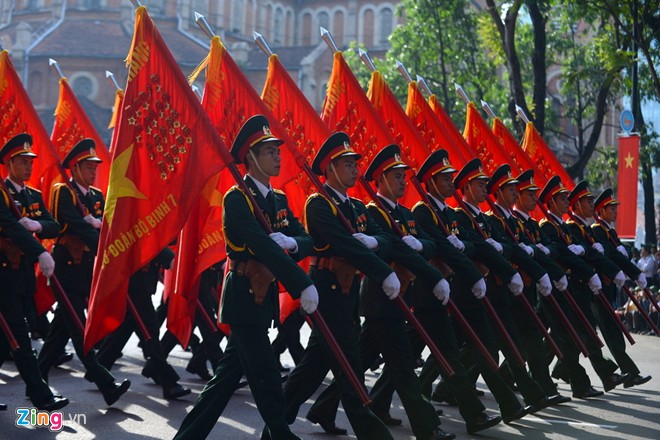 Theo kịch bản, đoàn diễu binh – diễu hành xuất phát tại khu vực Thảo Cầm Viên trên đường Lê Duẩn và tiến về lễ đài chính trước Dinh Thống Nhất. Khi đến đường Nam Kỳ Khởi Nghĩa, đoàn sẽ chia làm hai phần, một phần theo hướng Nguyễn Thị Minh Khai đến sân vận động Hoa Lư, phần còn lại hướng về đường Tôn Đức Thắng.