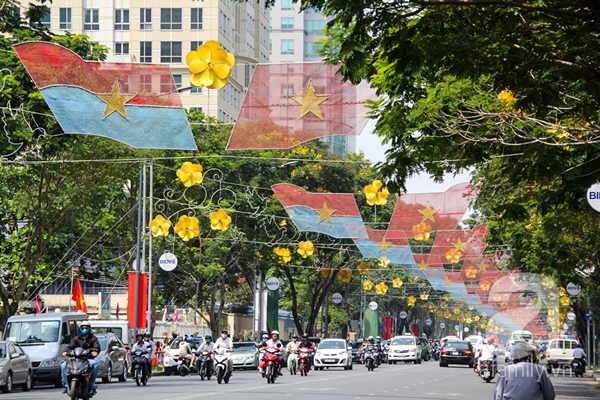 Nhiều tuyến đường trung tâm thành phố như Lê Duẩn, Nam Kỳ Khởi Nghĩa, Đồng Khởi, Lê Lợi… đều được trang trí cờ hoa, đèn chiếu sáng, băng rôn… để chào mừng dịp lễ Sài Gòn 40 năm sau giải phóng. Ảnh chụp tại đường Lê Duẩn