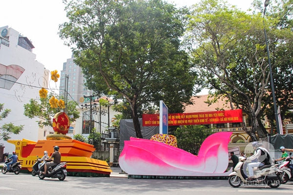 Nhiều mô hình về ngày lễ đã được trưng bày quanh khu vực công viên 30/4, đường Lê Duẩn.