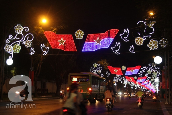 Về đêm, những con đường Lê Duẩn, Nam Kỳ Khởi Nghĩa lung linh ánh đèn.
