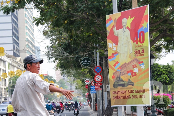 Từ 1 tháng nay, hàng loạt pano, biểu ngữ cổ động mừng 40 năm ngày giải phóng miền Nam, thống nhất đất nước đã được dựng, treo 2 bên đường nội đô TP.HCM.