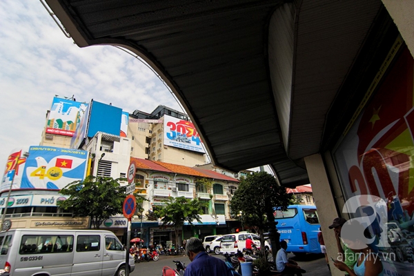 Tranh ảnh kỉ niệm, cổ động cũng được phủ kín một khu vực thương mại cạnh chợ Bến Thành