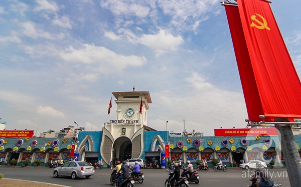 Chợ Bến Thành “khoác áo mới” chào mừng kỉ niệm 40 năm thống nhất đất nước.