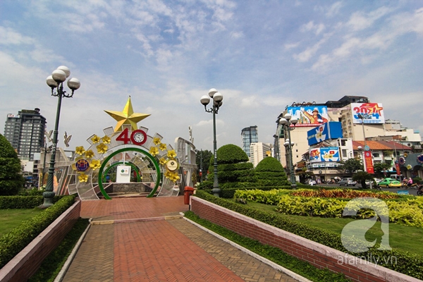 Khu vực vòng xoay Quách Thị Trang với các mô hình chào đón ngày 30/4.