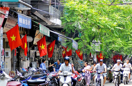 Những ngày này, trên khắp các con phố lớn nhỏ ở Thủ đô, sắc đỏ của màu cờ Tổ Quốc như bao phủ mọi không gian.
