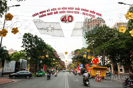 Đường Lê Duẩn đoạn từ Thảo Cầm Viên Sài Gòn đến Dinh Thống Nhất được trang trí đèn ấn tượng với hình quốc kỳ cờ đỏ sao vàng, đàn chim bồ câu trắng…