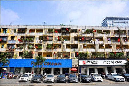 Nhà tập thể Giảng Võ cũng rực rỡ trong sắc đỏ chào đón 30/4.