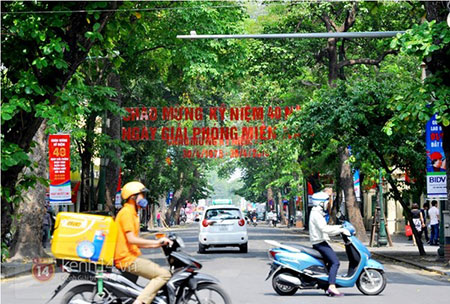 Đường Tràng Thi nổi bật với hàng chữ chào mừng...
