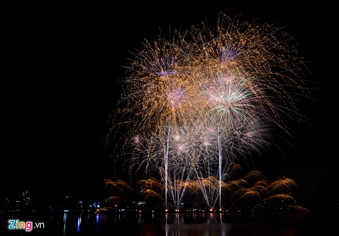Sau khoảng 10 phút trục trặc, vào 21h15, màn trình diễn của đội Pyrotecnico (Mỹ) bắt đầu. Đây là đội giành giải nhì tại DIFC 2010. Khi màn trình diễn của đội Mỹ vừa bắt đầu, những tràng vỗ tay vang lên không ngớt. 