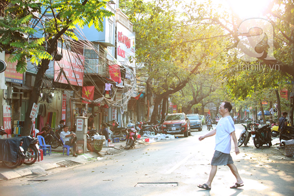 Người dân thong dong băng qua đường trên con phố Cao Bá Quát vắng vẻ.