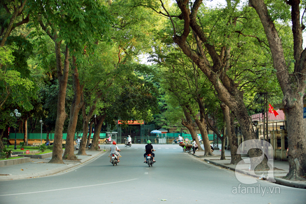 Tuyến đường Ngã ba Thụy Khuê tĩnh lặng trong giờ cao điểm sáng thứ tư ngày 29/4/2015.