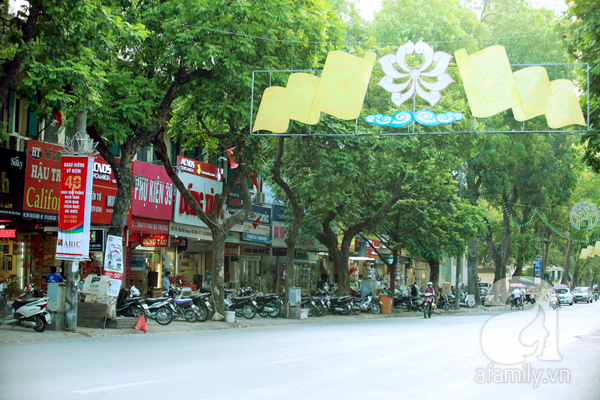 Phố Hai Bà Trưng hoàn toàn vắng bóng người qua lại.